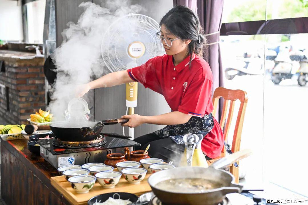 全网追的“扁担女孩”，找了一份暑假工，时薪12元 - 阜阳生活资讯 - 阜阳28生活网 fy.28life.com